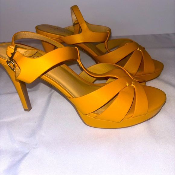 Thalia Sodi Womens Yellow High Heels Heart Charm 1” Platform T Strap Sandals 10M - Picture 1 of 7